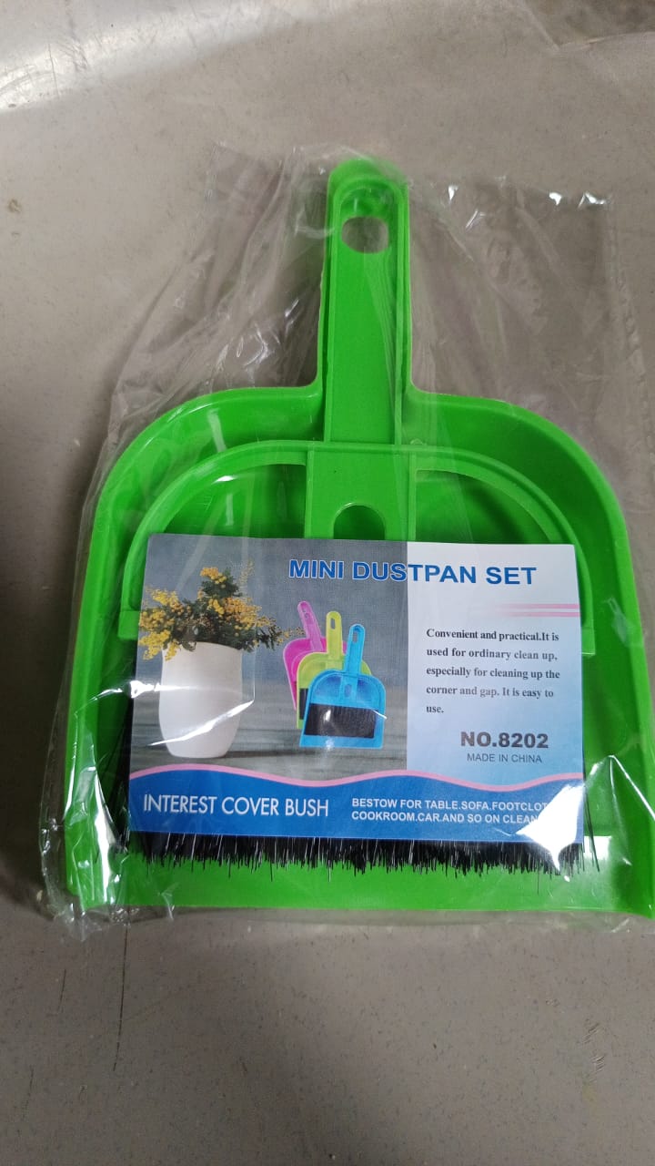 Easy-to-use dustpan with brush for quick cleanups. Easy-to-use dustpan with brush for quick cleanups.
